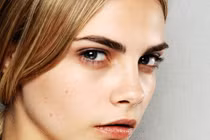 Mẹo massage mỗi ngày kích thích lông mày mọc rậm hơn