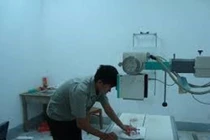 Chết thảm vì bị máy chụp X-quang...kẹp đầu