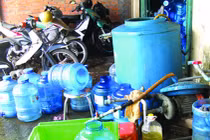 Hãi hùng công nghệ nước uống đóng bình đầu độc dân Việt