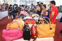 Cận cảnh mua hàng hiệu giảm giá ở công ty bố chồng Hà Tăng