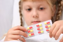  7 thuốc quen thuộc mẹ phải rất cảnh giác khi dùng cho con