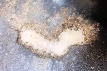 Phát hiện đối tượng nghi đổ chất lạ phá Quốc lộ 1