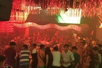 Hàng trăm cảnh sát đột kích quán bar giữa TP HCM