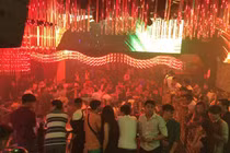 Hàng trăm cảnh sát đột kích quán bar giữa TP HCM