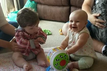 Ngắm em bé kỳ lạ 6 tháng tuổi tóc rậm như 6 tuổi