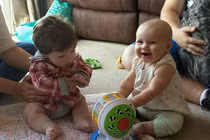 Ngắm em bé kỳ lạ 6 tháng tuổi tóc rậm như 6 tuổi