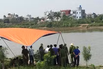 Chồng giết vợ thả xác trôi sông vì bị chê "đen hôi"