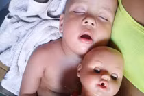 Ảnh các em bé giống búp bê như cặp song sinh