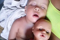 Ảnh các em bé giống búp bê như cặp song sinh