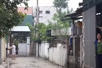 Thanh niên ngáo đá trèo cột điện cao 5m ngồi suốt đêm