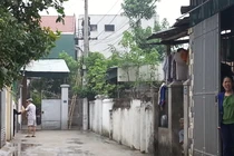 Thanh niên ngáo đá trèo cột điện cao 5m ngồi suốt đêm