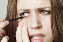 Những mối nguy từ bút kẻ mắt trang điểm 