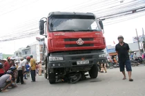 Chui tọt vào gầm xe tải, hai vợ chồng chết thảm