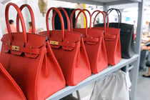 Rùng rợn nguồn gốc những chiếc túi hàng hiệu triệu USD