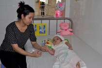 Ngã ở nhà trẻ, bé một tuổi hôn mê hai tháng