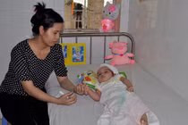 Ngã ở nhà trẻ, bé một tuổi hôn mê hai tháng