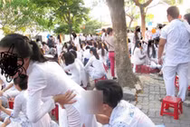 Học sinh cuối cấp “hôn mông” chia tay gây choáng