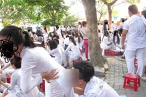 Học sinh cuối cấp “hôn mông” chia tay gây choáng
