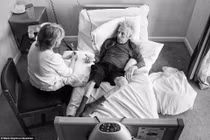 Xúc động con giúp cha phục hồi trí nhớ qua ngàn bức ảnh