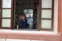 Kinh hoàng mẹ "ngáo đá" bế con lao đầu vào ô tô