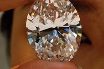 Giá kim cương sụt giảm, thế giới sắp cạn kiệt kim cương?