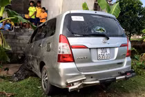 Xe Innova đâm liên hoàn 6 xe máy, 8 người bị thương