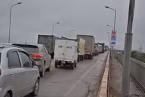 Vì sao hàng trăm ô tô đi chậm trên cầu Thăng Long?