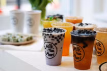 Kinh khiếp trà sữa trân châu làm từ lốp xe, đế giày