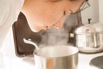 Mẹo xông hơi thanh lọc da mặt mùa hè