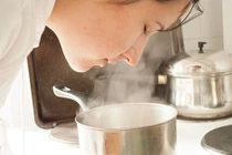 Mẹo xông hơi thanh lọc da mặt mùa hè