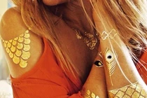 Giới trẻ phát cuồng với hình xăm giả ánh kim