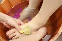 Cách làm trắng da chân bị cháy nắng mùa hè