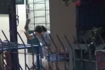 Hành hạ trẻ HIV trong bữa ăn ở TP HCM