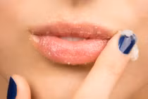 Cách dưỡng môi căng hồng đón Tết