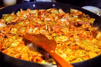 Món gà xào bắp cải ngon hết ý cho ngày chớm lạnh