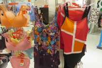 Gái trẻ tả tơi công viên nước khiến bikini xịn đắt hàng