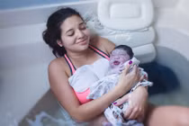 Hình ảnh gay cấn, ly kỳ về ca sinh con dưới nước