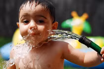 Nắng nóng kinh khủng, làm gì để trẻ không bị ốm? 