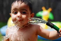 Nắng nóng kinh khủng, làm gì để trẻ không bị ốm? 