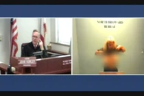 Diễn viên khiêu dâm gây sốc vạch ngực trình “bằng chứng” tại tòa