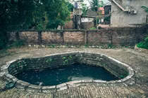 Ly kỳ giếng cổ hình bàn chân khổng lồ ở Hà Nội