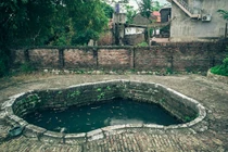 Ly kỳ giếng cổ hình bàn chân khổng lồ ở Hà Nội