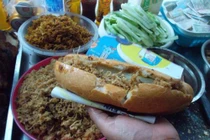 Tận mục quy trình làm bánh mỳ kẹp nhiễm khuẩn