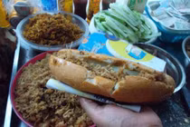 Tận mục quy trình làm bánh mỳ kẹp nhiễm khuẩn