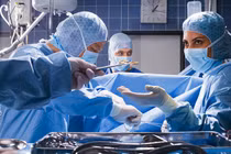 Điện thoại rung ầm ầm trong bụng mới biết bác sĩ để quên