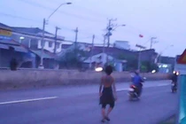 Thanh niên “ngáo đá” quậy tưng bừng trên quốc lộ 1