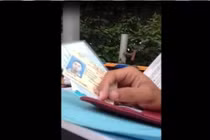 Tạm đình chỉ tổ CSGT ném giấy tờ của người dân