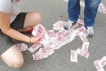 Những "đại gia" cứ nóng giận là vứt tiền ra đường