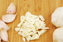 Bài thuốc trị cảm lạnh khỏi ngay với 1 củ tỏi