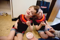 Ảnh cặp song sinh dính liền không bao giờ thấy mặt nhau